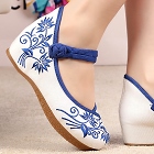 Mid Heel Flower Embroidery Shoes (Blue)