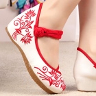 Mid Heel Flower Embroidery Shoes (Red)