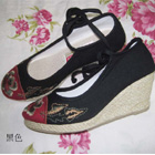 Mudan Peony Embroidery Wedge Heel Shoes (Black)