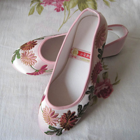 Delicate Floral Embroidery Shoes (RM)